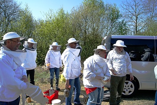 Ne vous lancez pas en apiculture sans avoir suivi un stage avec Bernard NICOLLET Stages de formation en apiculture avec Christine et Bernard NICOLLET