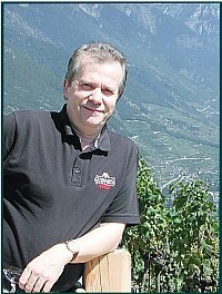 Bernard NICOLLET à ses débuts en apiculture Bernard Nicollet et Christine pour vous accueillir au Cergne