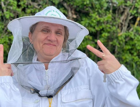 Soyez sérieux ! apprenez d'abord à vous occuper d'abeilles L'habit ne fait pas l'apiculteur ! L'apiculture : cela s'apprend !