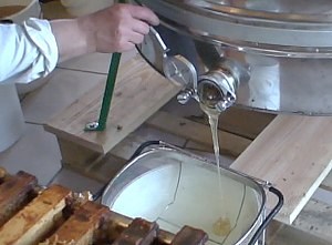 Miel, élevage, produits de la ruche ? quelle orientation pour votre apiculture ? Faire couler le miel à flots ne suffit plus pour gagner sa vie